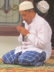 KH. Zainal Suyuthi Pengasuh Pondok Pesantren Al-Khoirot